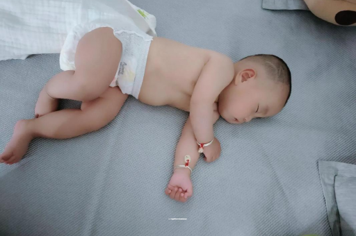 六盘水怎样教宝宝爬